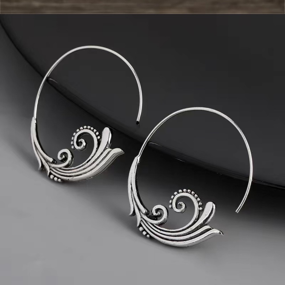 Exquisite Silver Hoop Embellished With Delicate Carved Leaf Vintage Hoops - Picture 2 of 6